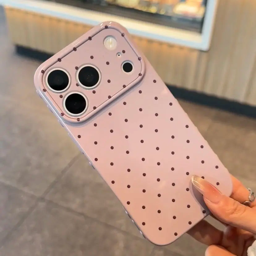 Polka‑Dot Heart‑Border Phone Case Made of Premium Glossy Soft Tpu‑Pc Composite Material. the Smooth Skin‑Friendly Surface Resists Fingerprints and Delivers a Silky Non‑Slip Grip. Exquisite Embossed Heart Patterns on Side Borders Add Sweet Detail